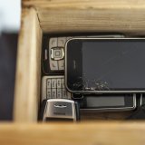 Près d'un habitant sur deux en Suisse laisse son ancien smartphone dormir dans un tiroir. (archives) KEYSTONE/GAETAN BALLY